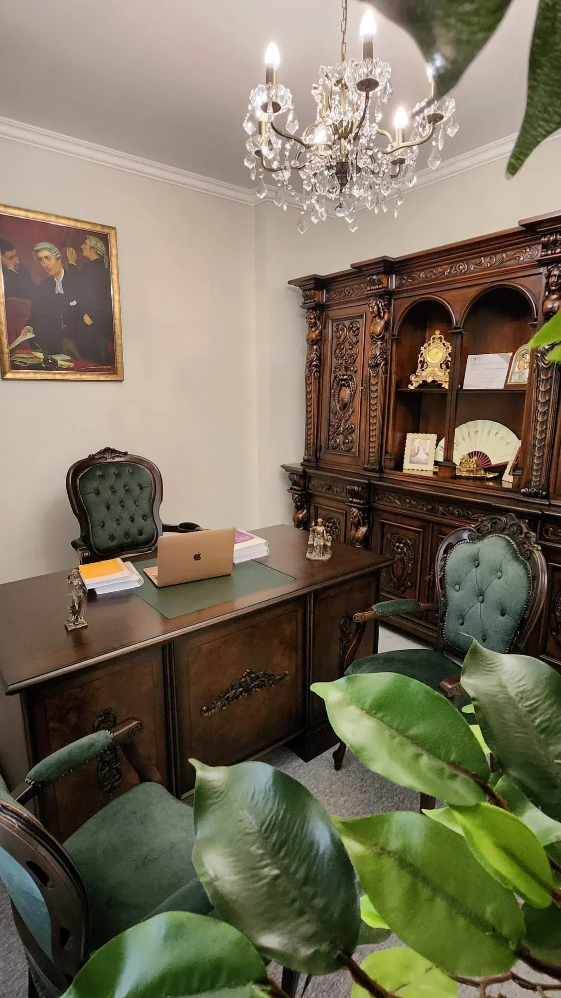 Cabinet — colțul de citire cu fotolii vintage și pictură de epocă